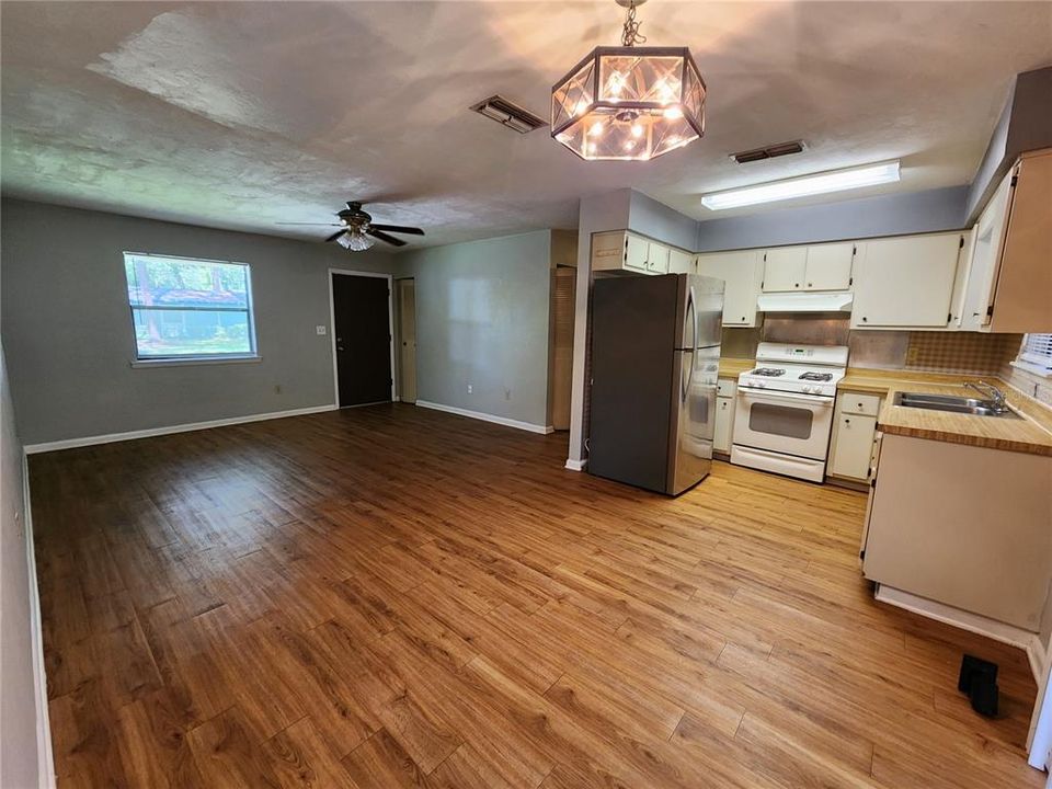 For Rent: $2,000 (3 beds, 1 baths, 1058 Square Feet)