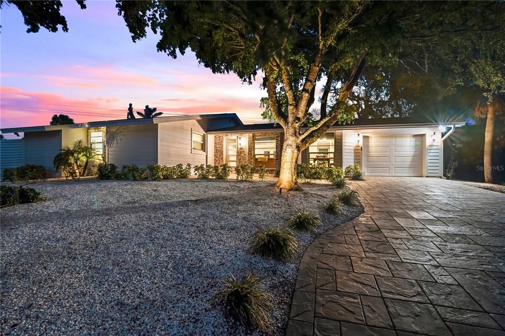 For Sale: $999,900 (3 beds, 2 baths, 1905 Square Feet)