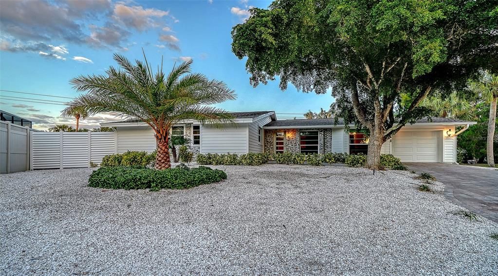 For Sale: $999,900 (3 beds, 2 baths, 1905 Square Feet)
