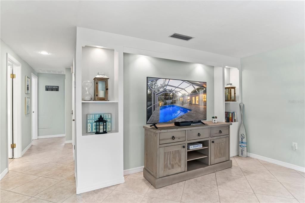 For Sale: $999,900 (3 beds, 2 baths, 1905 Square Feet)