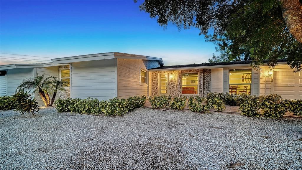 For Sale: $999,900 (3 beds, 2 baths, 1905 Square Feet)