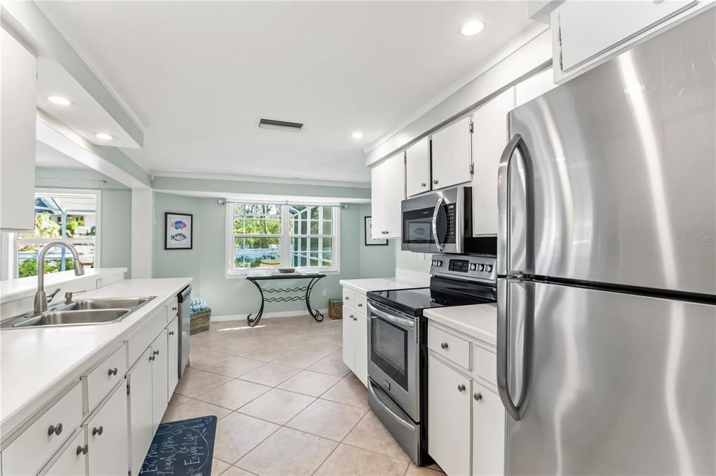 For Sale: $999,900 (3 beds, 2 baths, 1905 Square Feet)