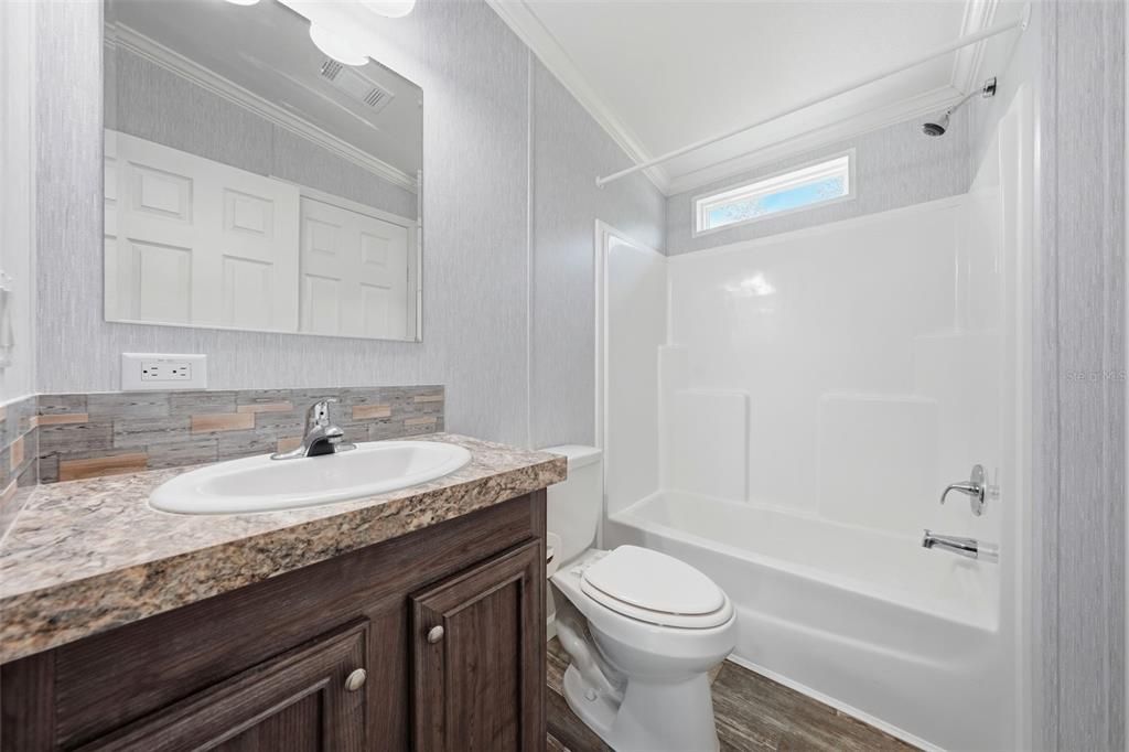 На продажу: $229,900 (4 спален, 2 ванн, 1728 Квадратных фут)