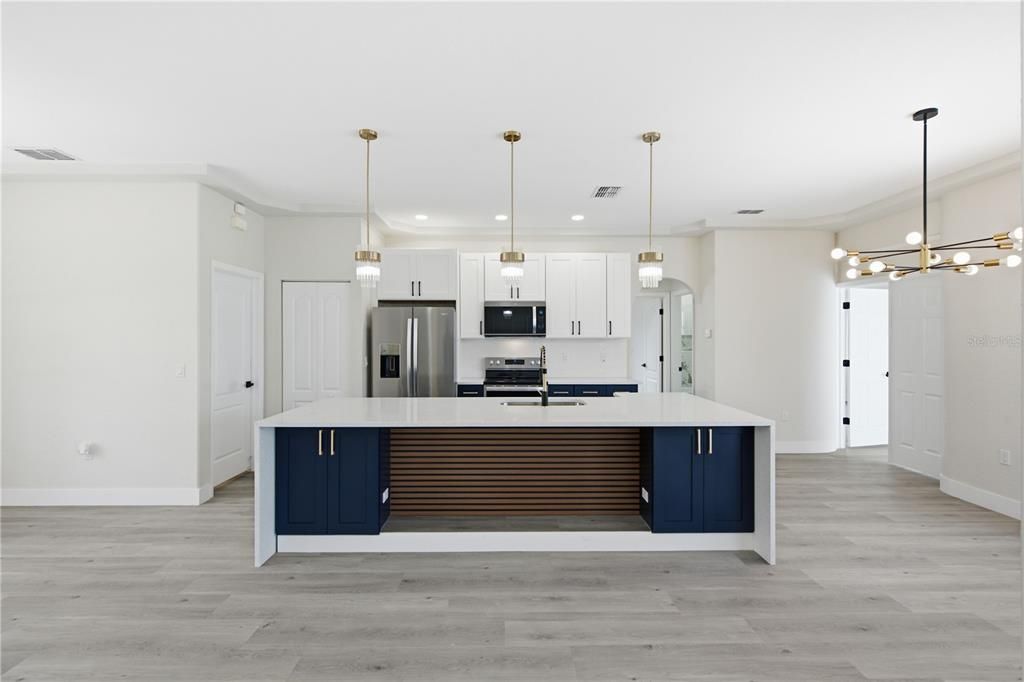 For Sale: $368,900 (4 beds, 2 baths, 1887 Square Feet)