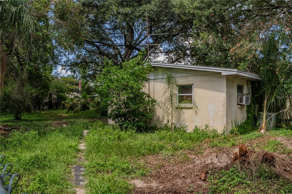 For Sale: $549,900 (2 beds, 1 baths, 1088 Square Feet)