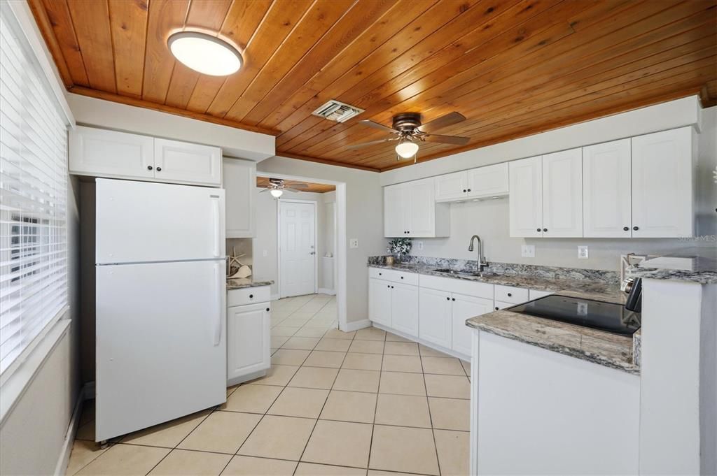 For Sale: $289,000 (2 beds, 1 baths, 837 Square Feet)