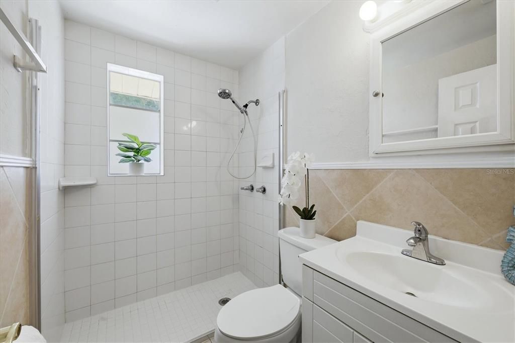 For Sale: $289,000 (2 beds, 1 baths, 837 Square Feet)