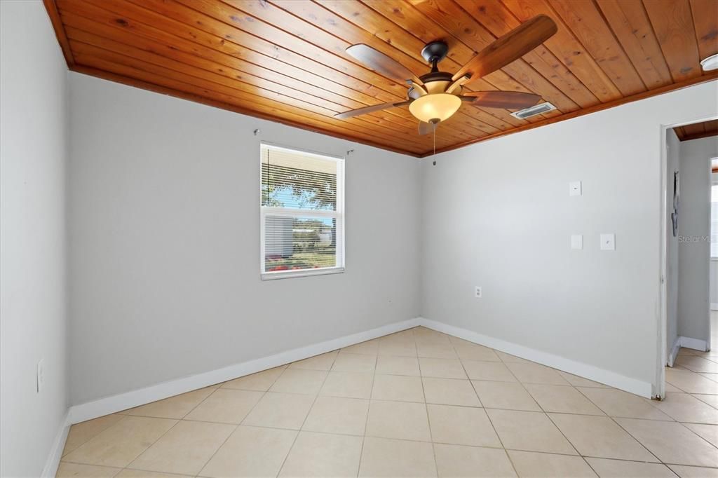 For Sale: $289,000 (2 beds, 1 baths, 837 Square Feet)