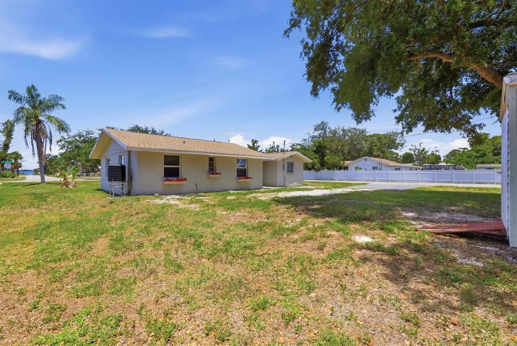 For Sale: $289,000 (2 beds, 1 baths, 837 Square Feet)