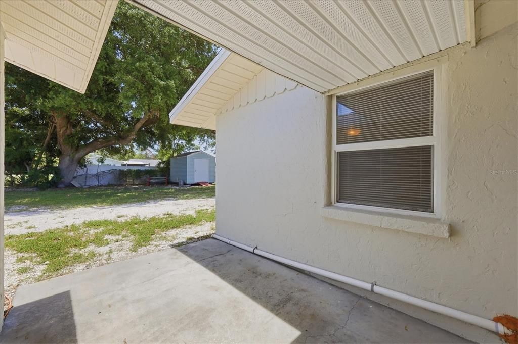 For Sale: $289,000 (2 beds, 1 baths, 837 Square Feet)