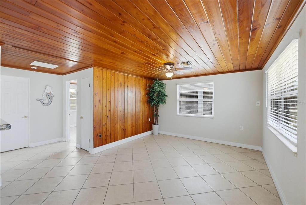 For Sale: $289,000 (2 beds, 1 baths, 837 Square Feet)