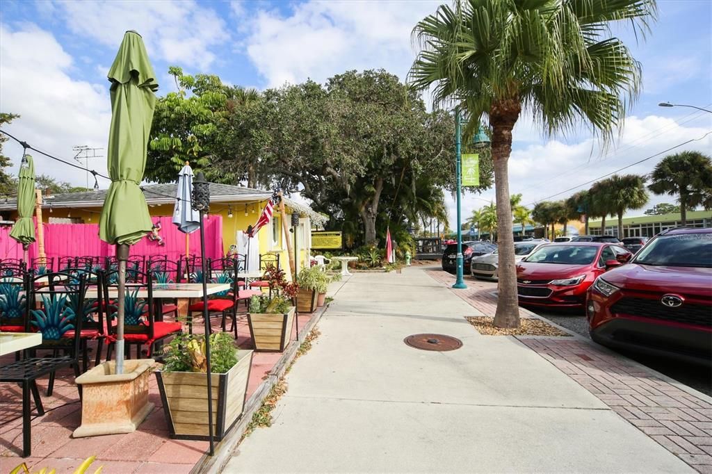 For Sale: $289,000 (2 beds, 1 baths, 837 Square Feet)