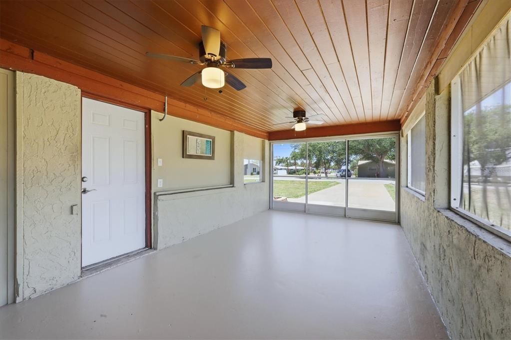 For Sale: $289,000 (2 beds, 1 baths, 837 Square Feet)