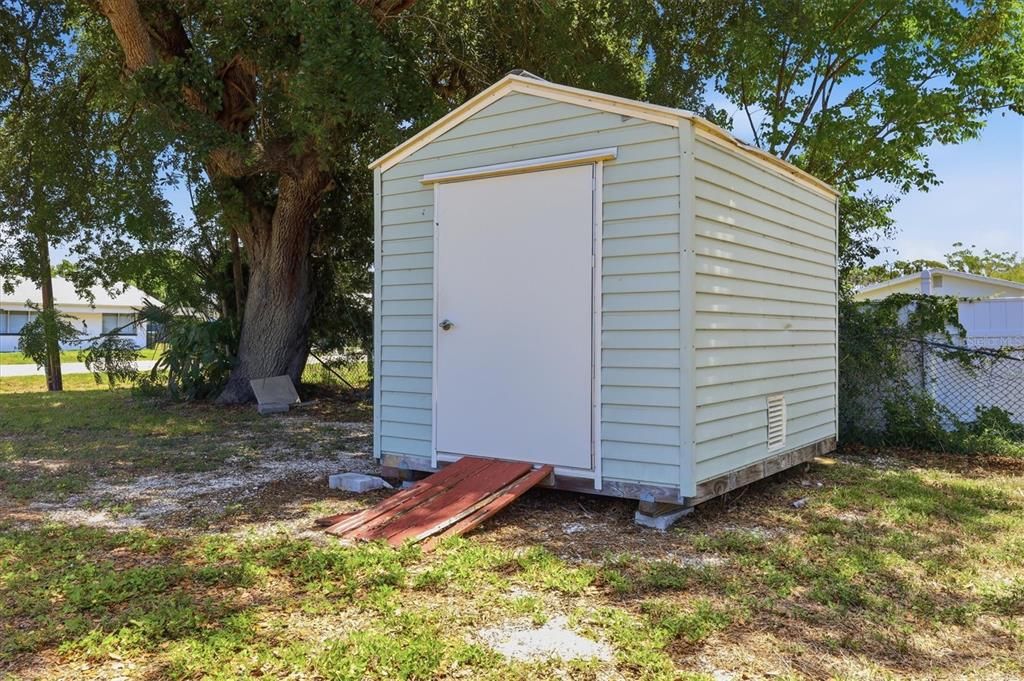 For Sale: $289,000 (2 beds, 1 baths, 837 Square Feet)
