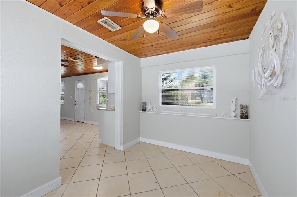 For Sale: $289,000 (2 beds, 1 baths, 837 Square Feet)
