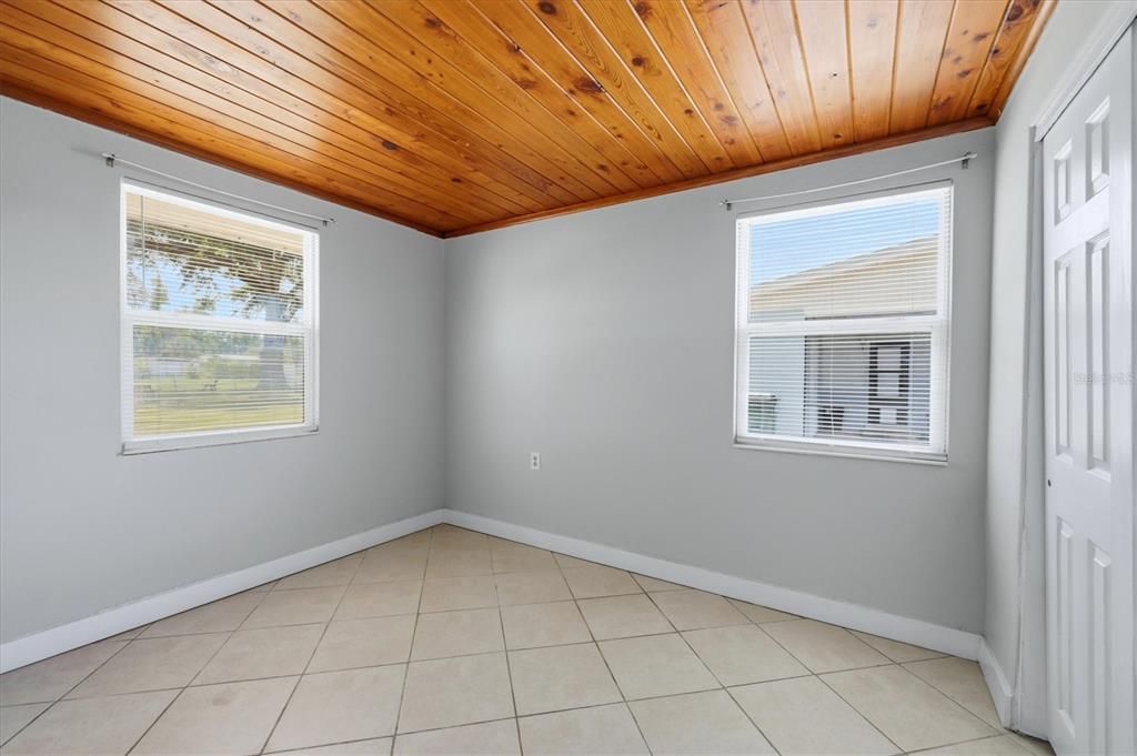 For Sale: $289,000 (2 beds, 1 baths, 837 Square Feet)