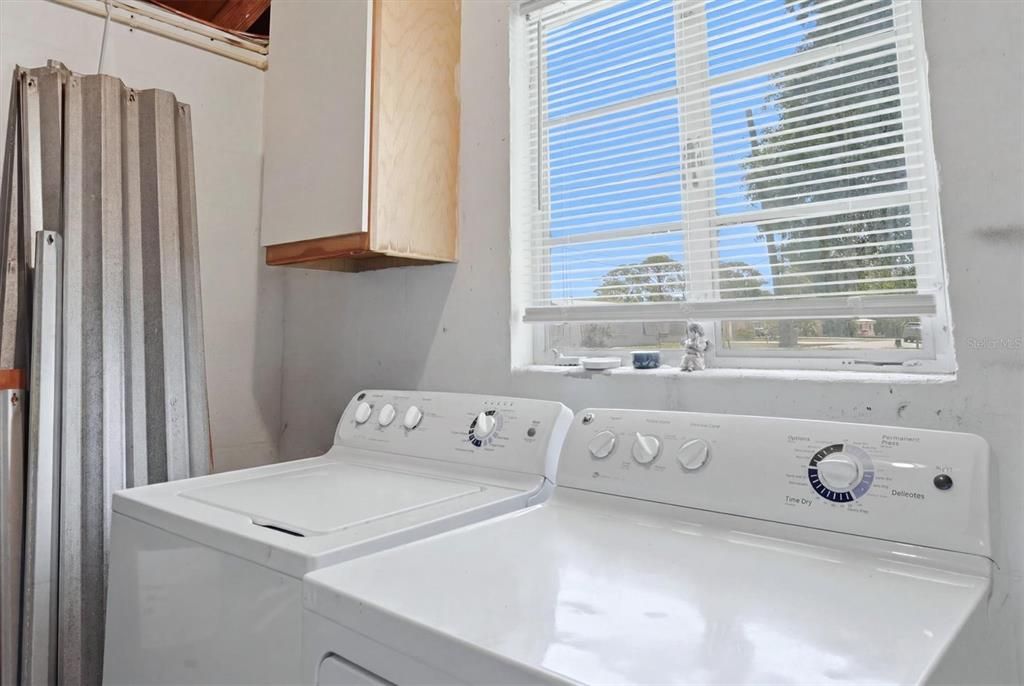 For Sale: $289,000 (2 beds, 1 baths, 837 Square Feet)