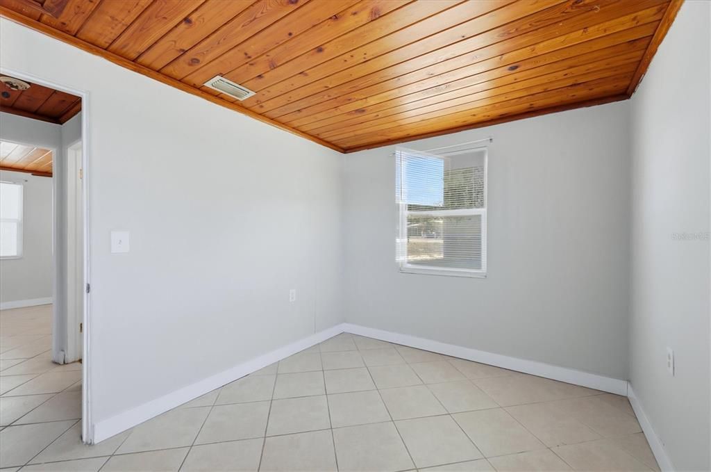 For Sale: $289,000 (2 beds, 1 baths, 837 Square Feet)