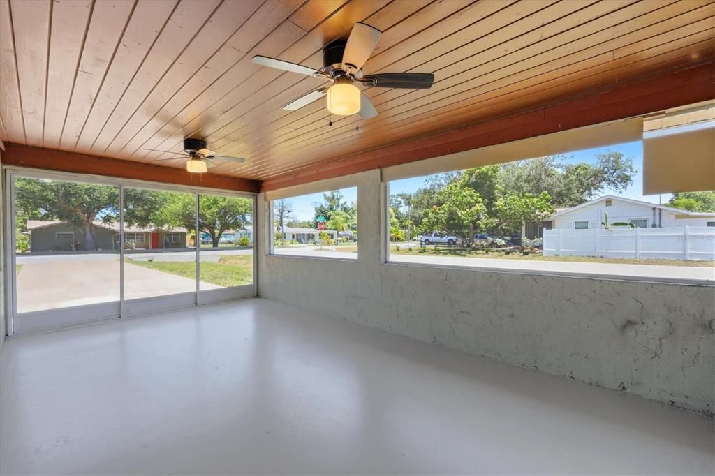 For Sale: $289,000 (2 beds, 1 baths, 837 Square Feet)