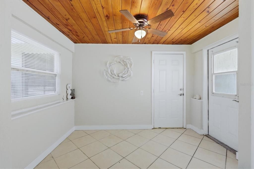For Sale: $289,000 (2 beds, 1 baths, 837 Square Feet)
