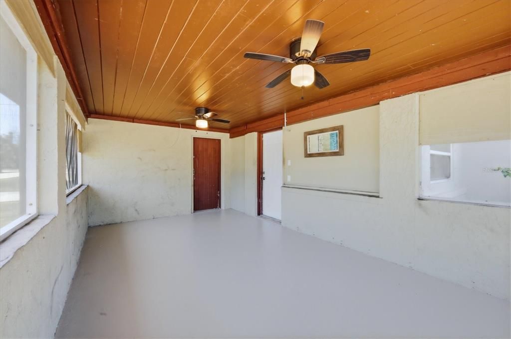 For Sale: $289,000 (2 beds, 1 baths, 837 Square Feet)