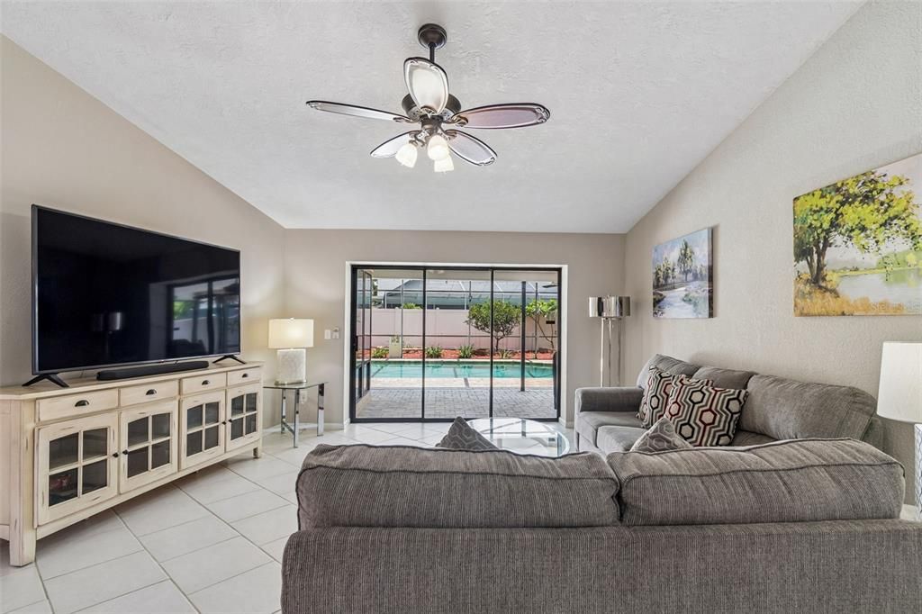 En Venta: $919,000 (4 camas, 3 baños, 2866 Pies cuadrados)