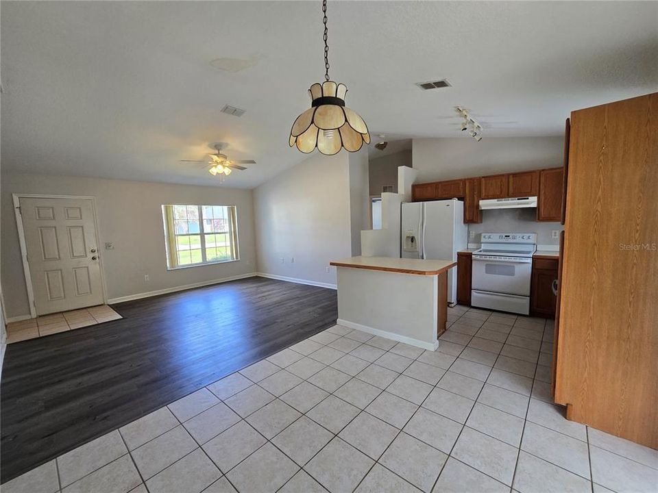 Active With Contract: $225,000 (3 beds, 2 baths, 1172 Square Feet)