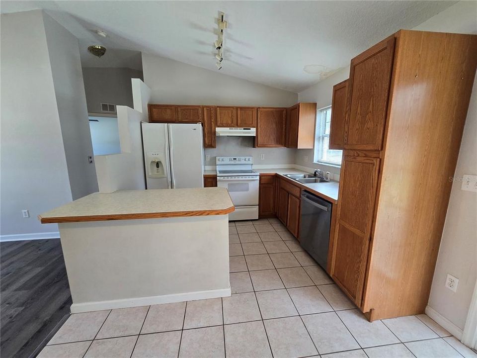 Active With Contract: $225,000 (3 beds, 2 baths, 1172 Square Feet)