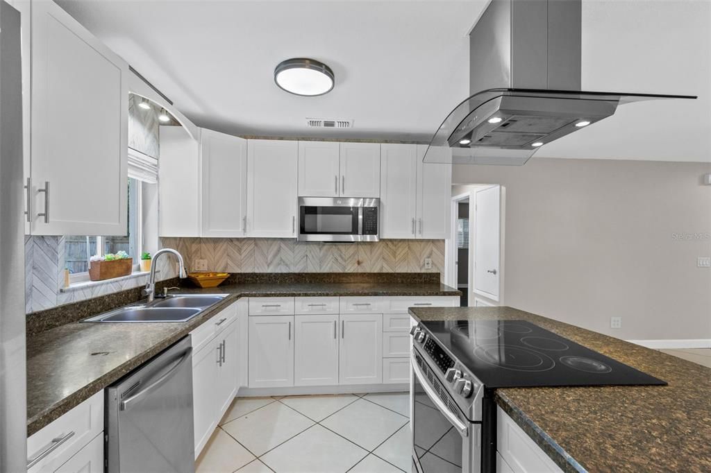 For Sale: $349,900 (3 beds, 2 baths, 1185 Square Feet)