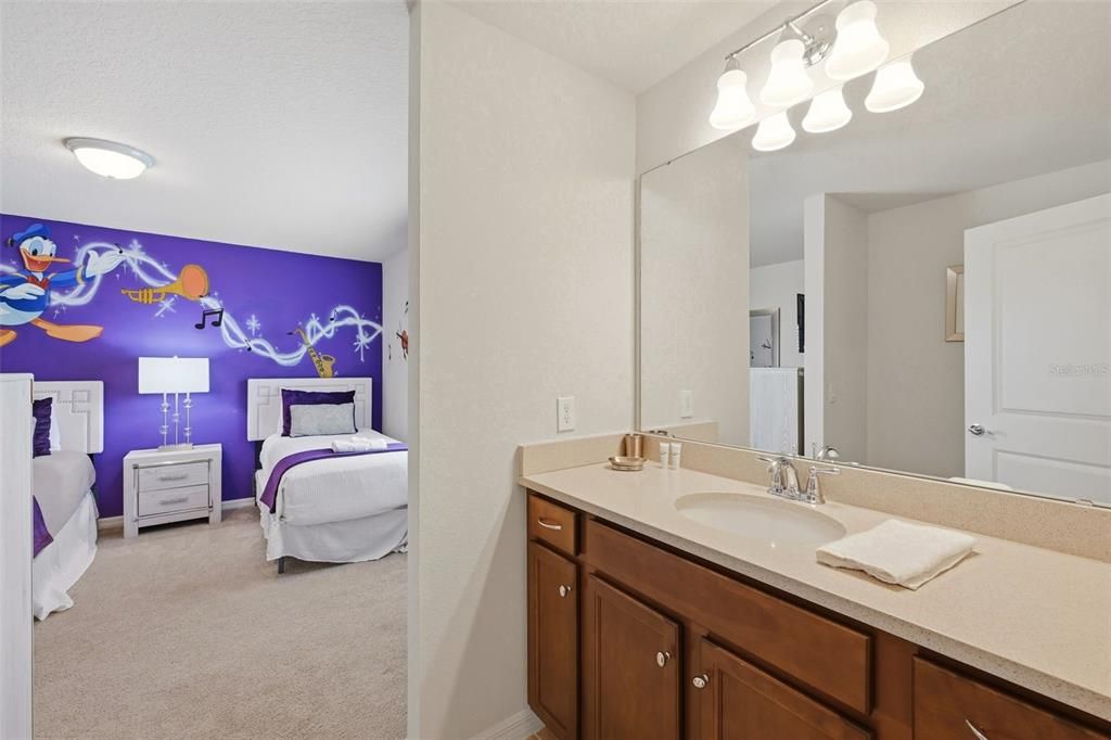 En Venta: $639,000 (8 camas, 6 baños, 4025 Pies cuadrados)