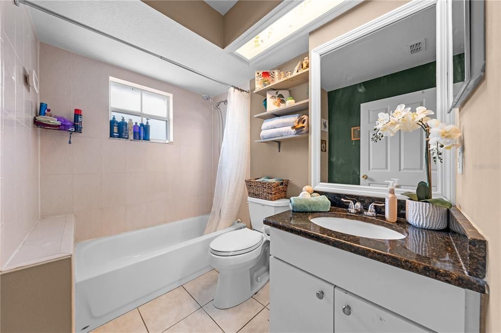 For Sale: $255,000 (2 beds, 1 baths, 888 Square Feet)