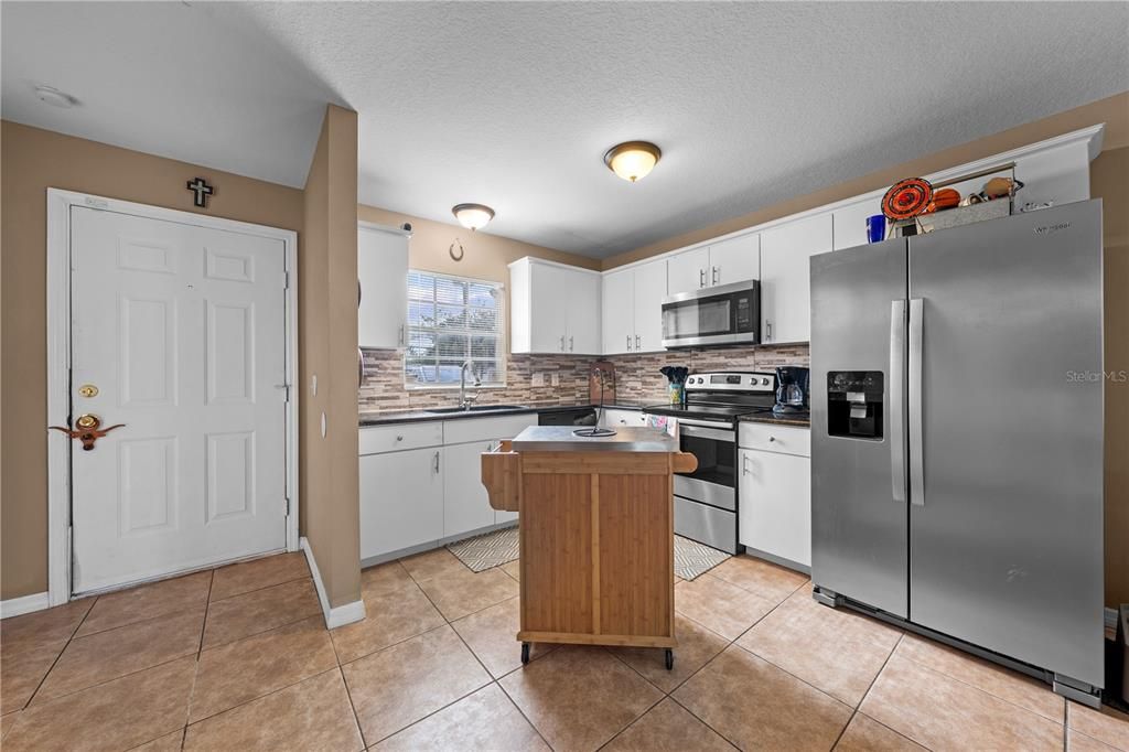 For Sale: $255,000 (2 beds, 1 baths, 888 Square Feet)