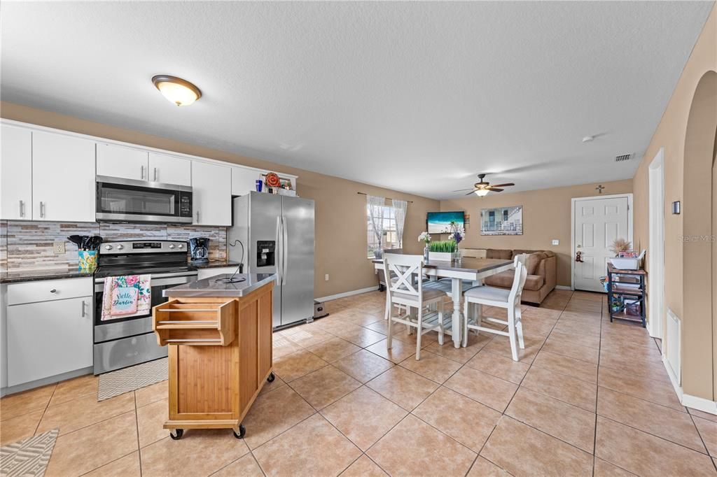 For Sale: $255,000 (2 beds, 1 baths, 888 Square Feet)