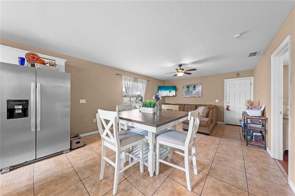For Sale: $255,000 (2 beds, 1 baths, 888 Square Feet)