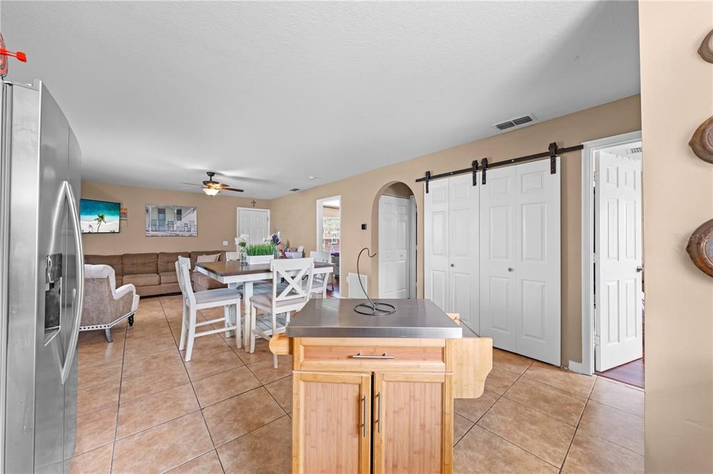 For Sale: $255,000 (2 beds, 1 baths, 888 Square Feet)