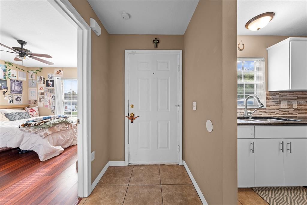 For Sale: $255,000 (2 beds, 1 baths, 888 Square Feet)