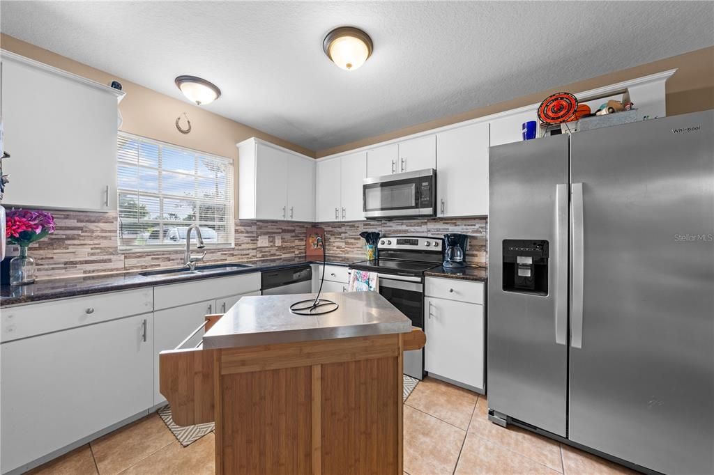For Sale: $255,000 (2 beds, 1 baths, 888 Square Feet)