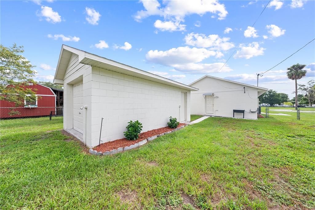 For Sale: $255,000 (2 beds, 1 baths, 888 Square Feet)