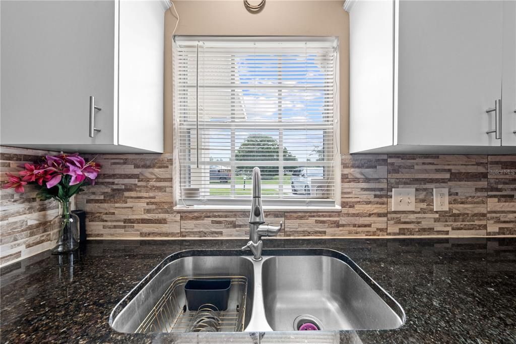 For Sale: $255,000 (2 beds, 1 baths, 888 Square Feet)