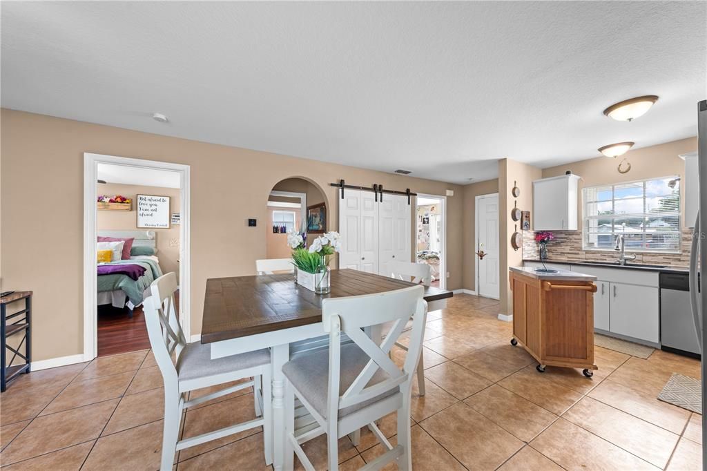 For Sale: $255,000 (2 beds, 1 baths, 888 Square Feet)