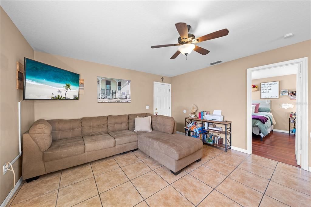 For Sale: $255,000 (2 beds, 1 baths, 888 Square Feet)