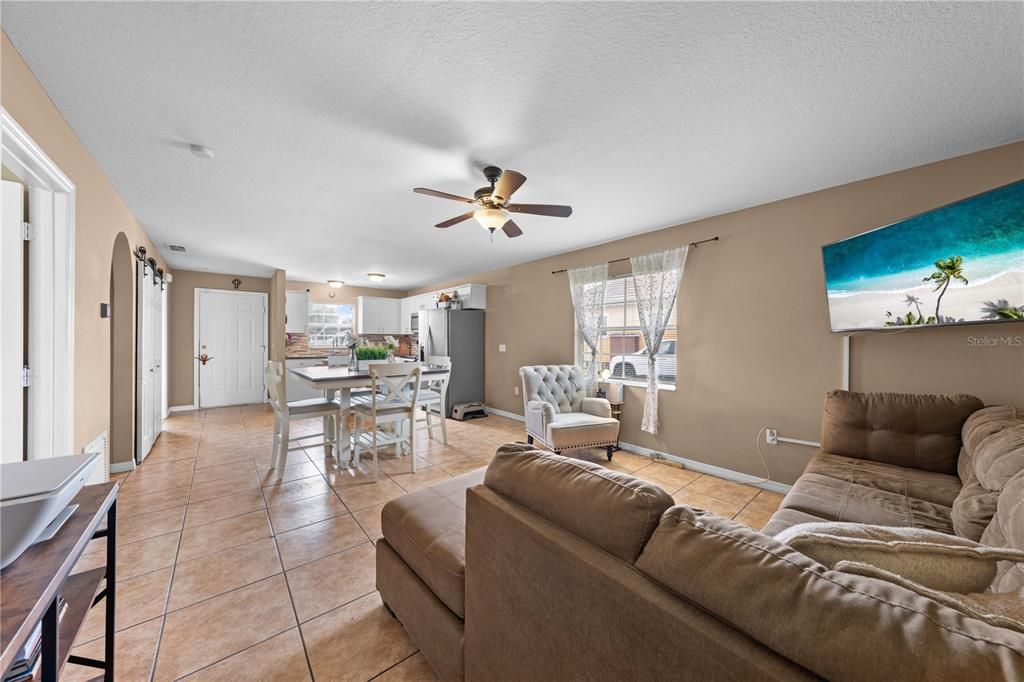 For Sale: $255,000 (2 beds, 1 baths, 888 Square Feet)
