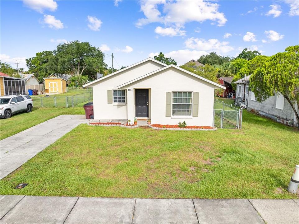 For Sale: $255,000 (2 beds, 1 baths, 888 Square Feet)