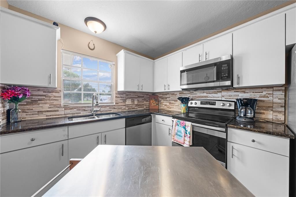 For Sale: $255,000 (2 beds, 1 baths, 888 Square Feet)