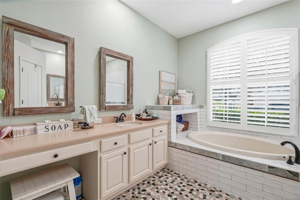 For Sale: $514,900 (4 beds, 3 baths, 2490 Square Feet)