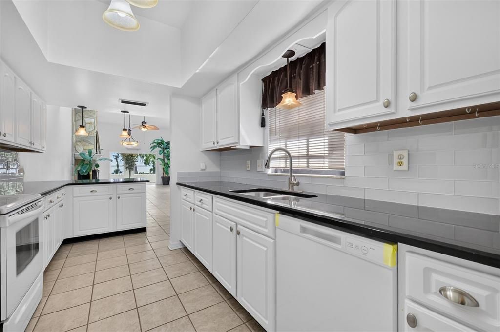 待售: $392,000 (2 贝兹, 2 浴室, 1416 平方英尺)