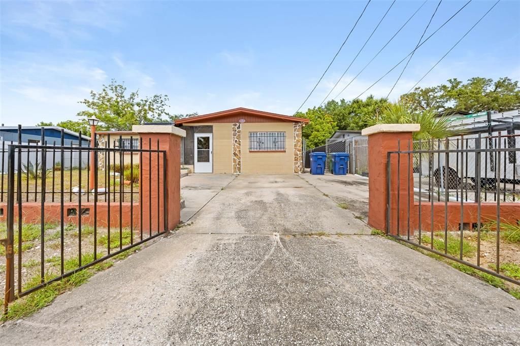 На продажу: $330,000 (3 спален, 2 ванн, 2048 Квадратных фут)
