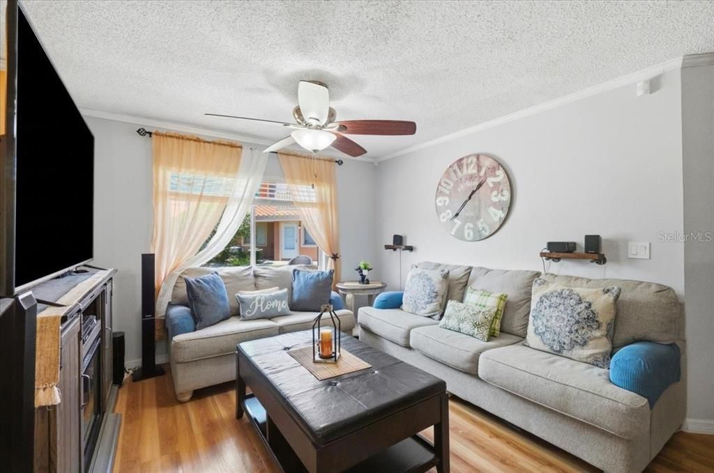 На продажу: $189,900 (2 спален, 2 ванн, 930 Квадратных фут)