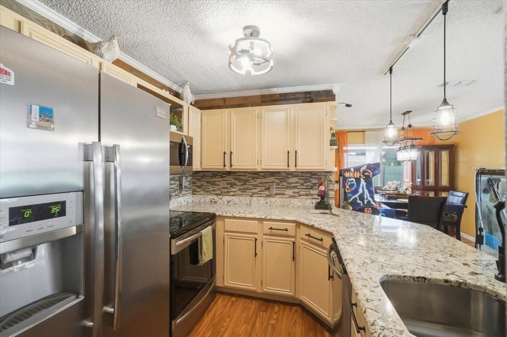 На продажу: $189,900 (2 спален, 2 ванн, 930 Квадратных фут)