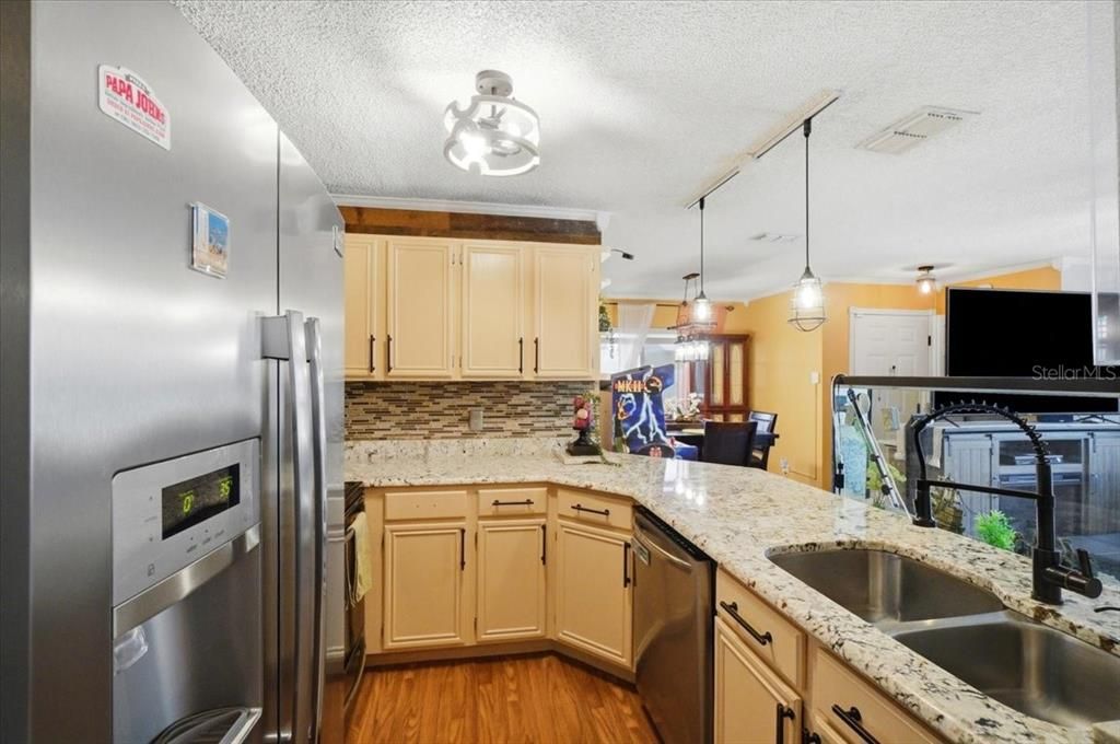 На продажу: $189,900 (2 спален, 2 ванн, 930 Квадратных фут)